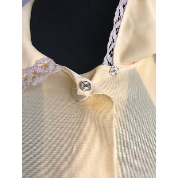 Vintage Vanity Fair buttery yellow house gown/ robe with lace detailing - Picture 6 of 10